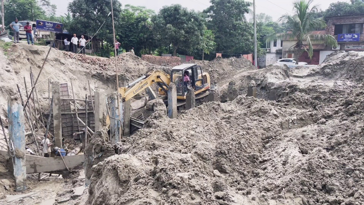 মির্জাপুরে নির্মাণকাজের সময় গ্যাসের পাইপ ফেটে সরবরাহ বন্ধ