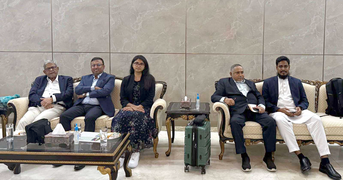 বিমানবন্দরে অপেক্ষমান প্রধান উপদেষ্টাসহ সফরসঙ্গী নেতারা