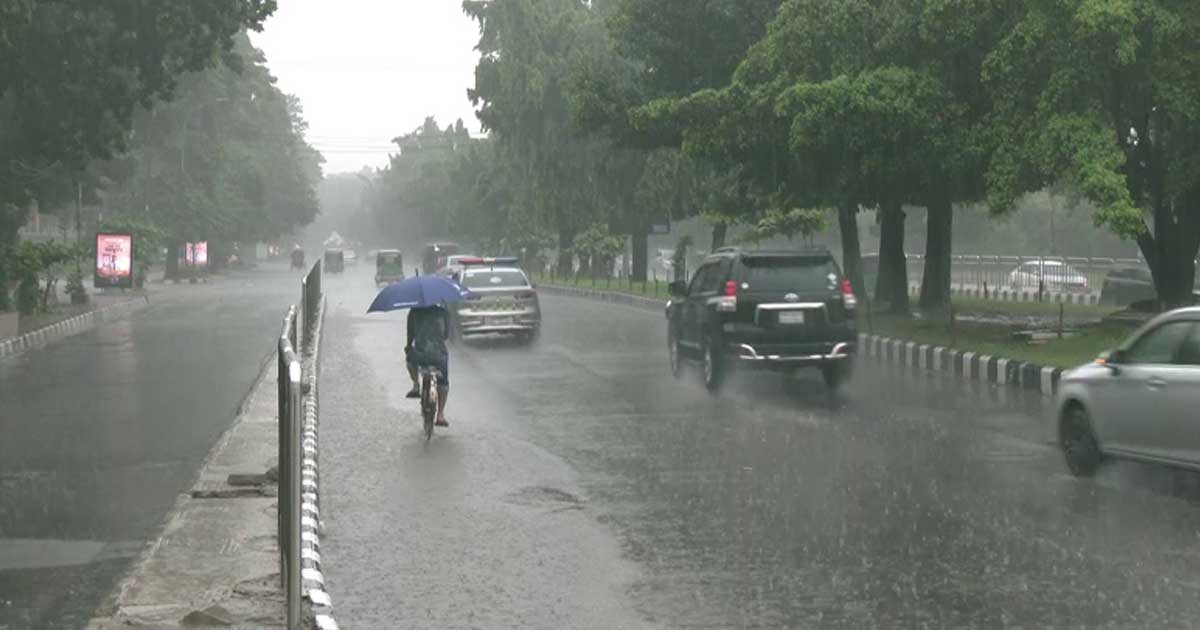রাজধানীতে মুষলধারে বৃষ্টি-বজ্রপাত