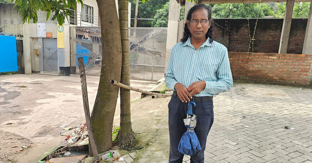 চাকরি ফিরে পেতে এক বছর ধরে অফিসের সামনে দাঁড়িয়ে তিনি
