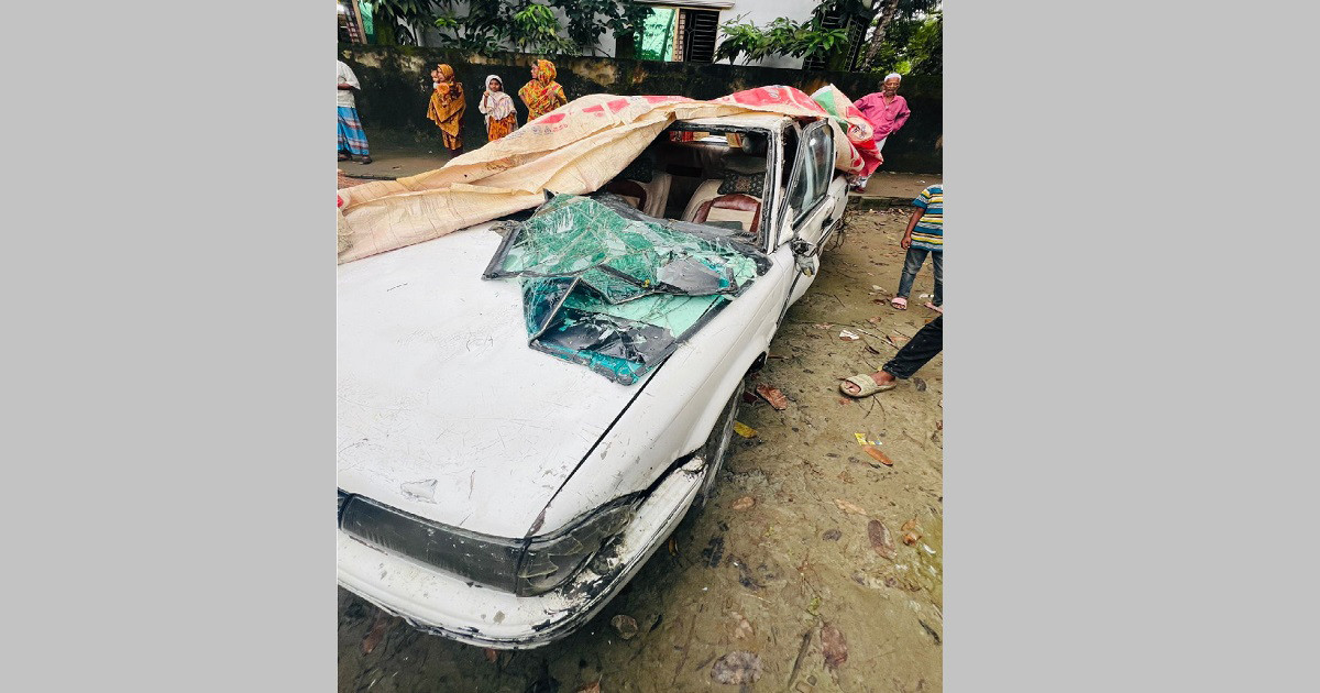 নোয়াখালীতে প্রশিক্ষণ প্রাইভেটকার পুকুরে পড়ে তরুণের মৃত্যু