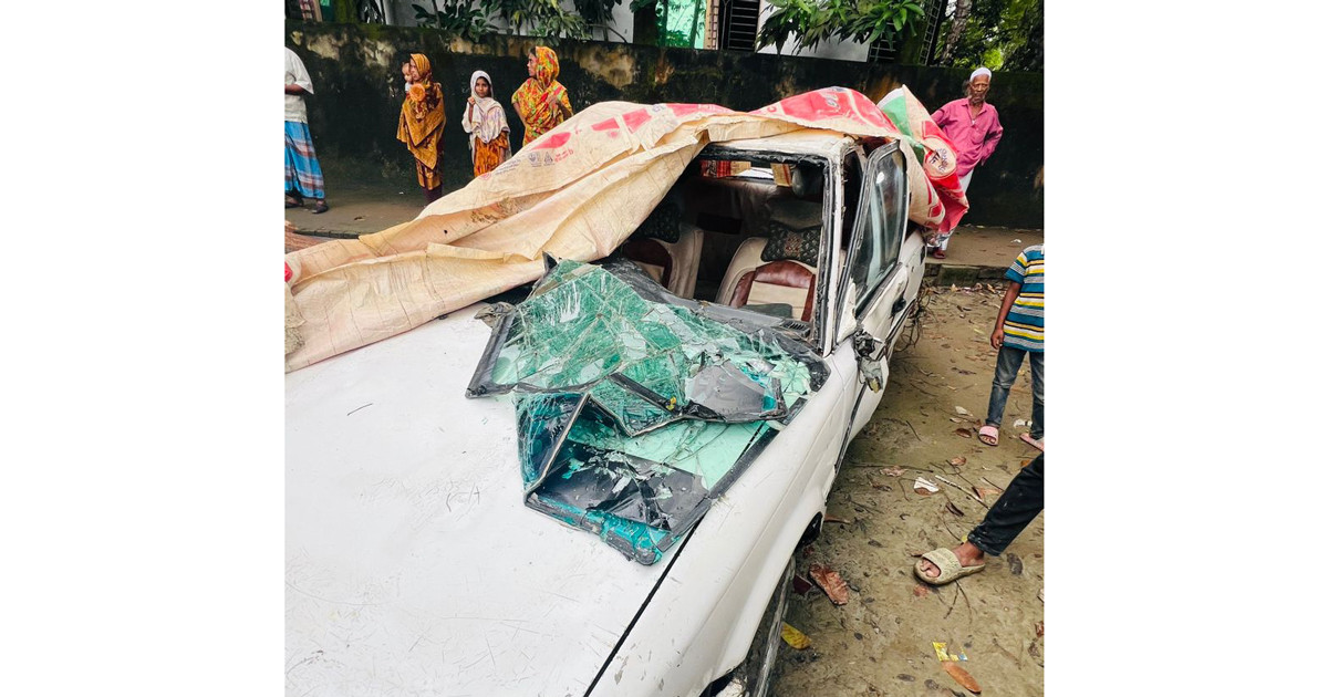 নোয়াখালীতে প্রশিক্ষণ প্রাইভেটকার পুকুরে, তরুণের মৃত্যু