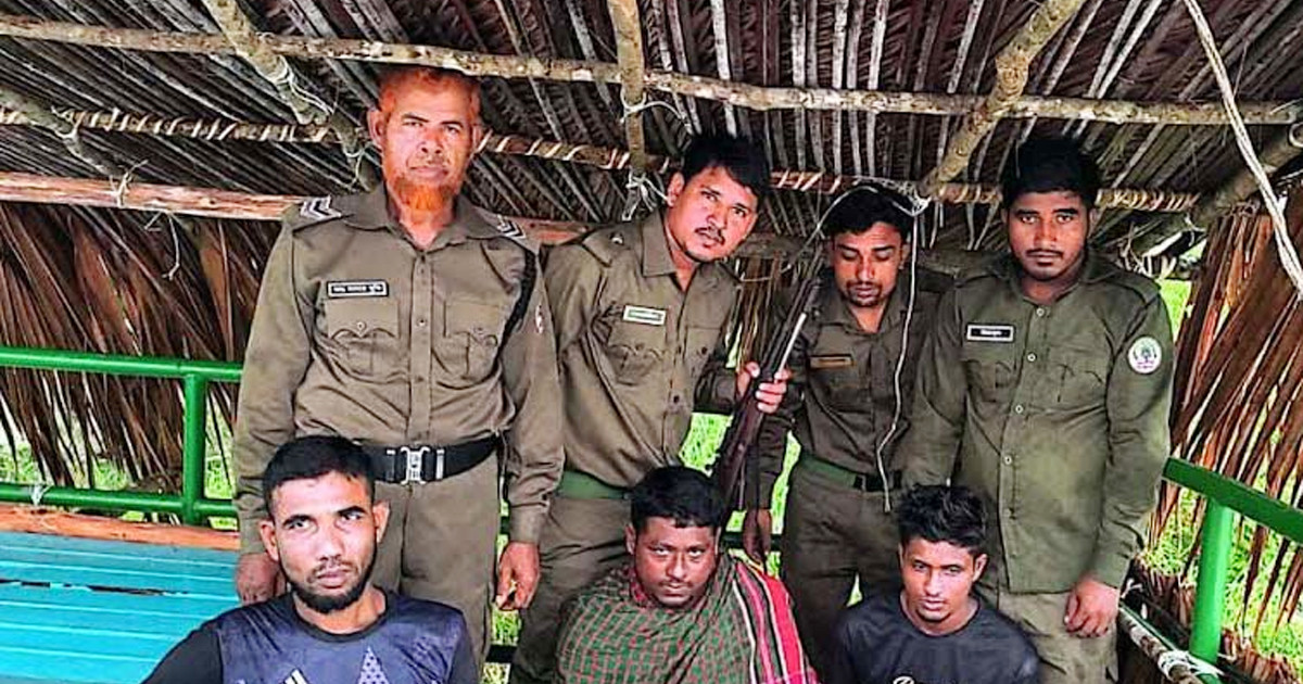 সুন্দরবনে বিষ দিয়ে চিংড়ি শিকার, ৫ বিষদস্যু আটক