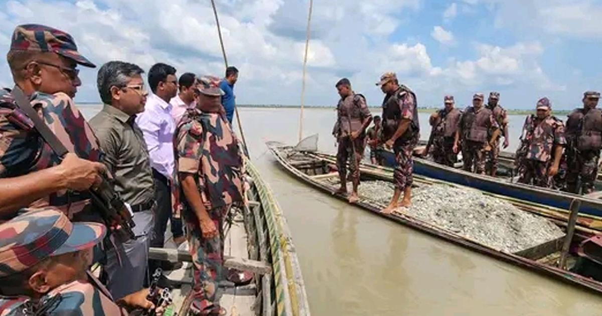 তিস্তা থেকে অবৈধভাবে পাথর উত্তোলন করা ১৩ নৌকা ধ্বংস