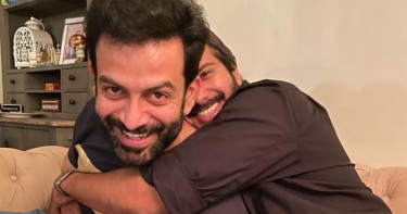 দুই তারকার বাড়িতে অভিযান