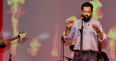 তাহসানকে নিয়ে কেন ফুঁসে উঠেছে সামাজিক মাধ্যম?