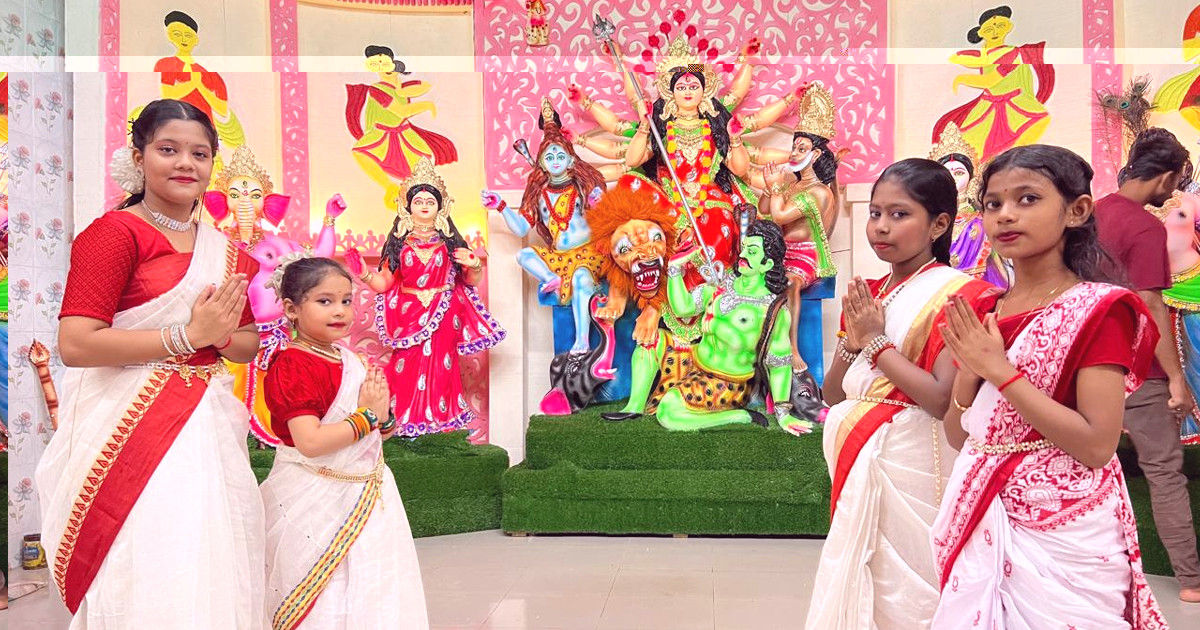 রঙ তুলির আঁচড়ে রঙিন দেবী মহামায়া