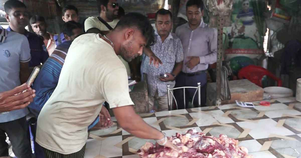 গর্ভবতী গাভী জবাই, বাছুরকে বস্তাবন্দি রেখে বিক্রি হচ্ছিল মাংস