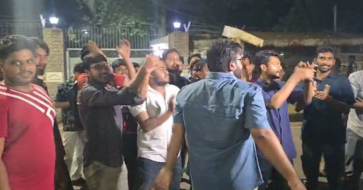 ‘ভিসি স্যার জানেন নাকি, নীলক্ষেতের নায়ক আপনি’