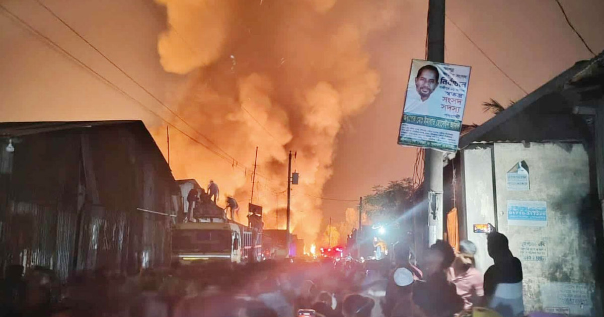গাজীপুরে ঝুটের গুদামে আগুন, নিয়ন্ত্রণে ৫ ইউনিট