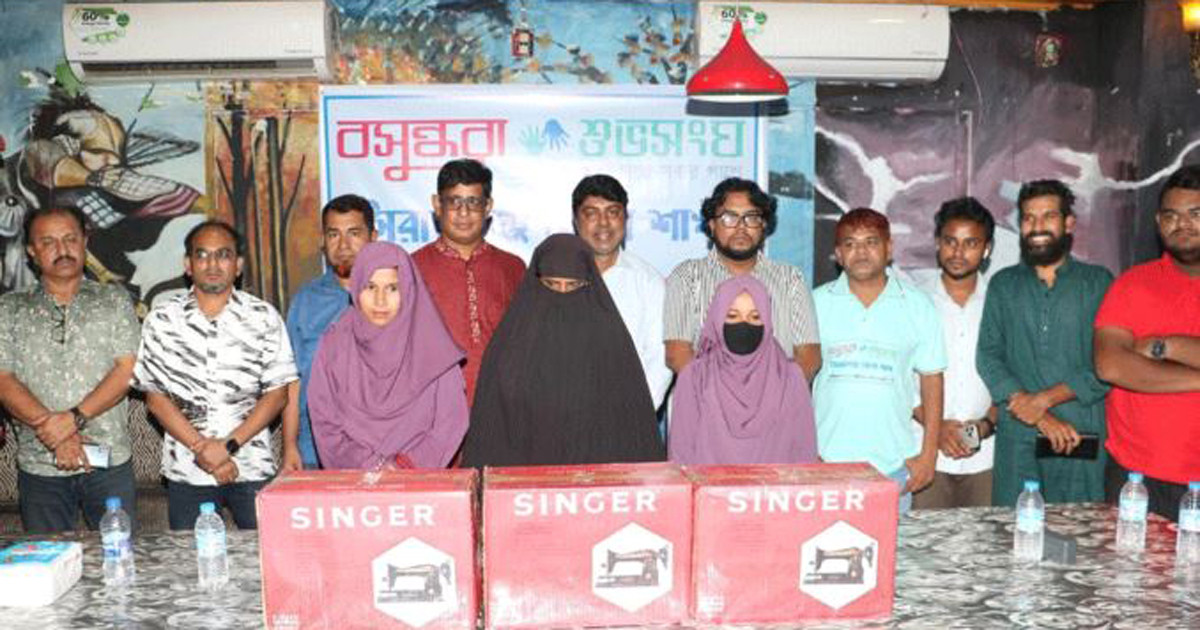 সিরাজগঞ্জে ৩ প্রান্তিক নারী পেলেন বসুন্ধরা শুভসংঘের সেলাই মেশিন