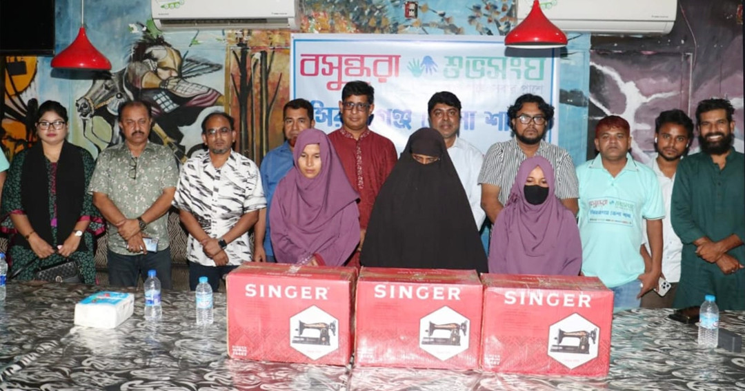 সিরাজগঞ্জে শুভসংঘের পরিচিতি সভা ও সেলাই মেশিন বিতরণ