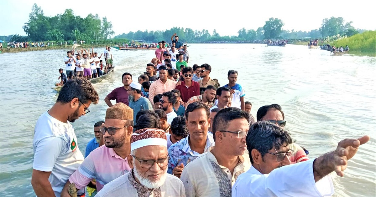 টাঙ্গাইলের শ্যামার ঘাটে ঐতিহ্যবাহী নৌকাবাইচ অনুষ্ঠিত