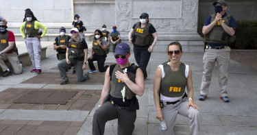 হাঁটু গেড়ে প্রতিবাদ জানানো এফবিআই এজেন্টরা বরখাস্ত