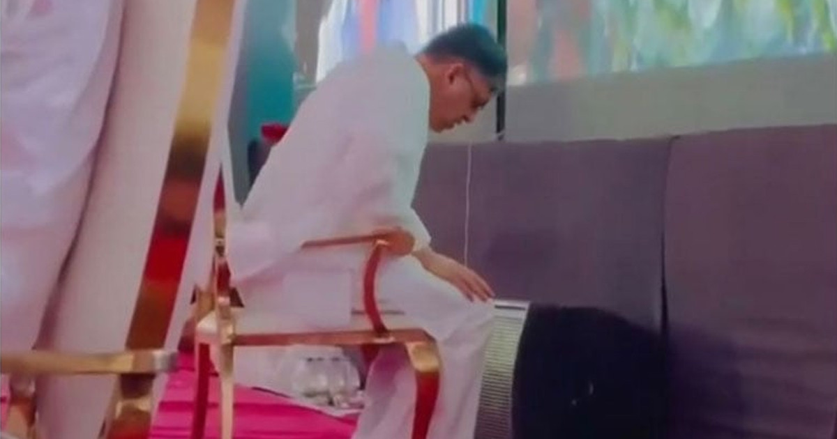 সম্মেলনের মঞ্চেই নামাজ আদায়, প্রশংসায় ভাসছেন সালাহউদ্দিন