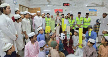 কলাবাগানে মাদ্রাসা শিক্ষার্থীদের মাঝে ছাত্রদলের ক্রীড়াসামগ্রী বিতরণ