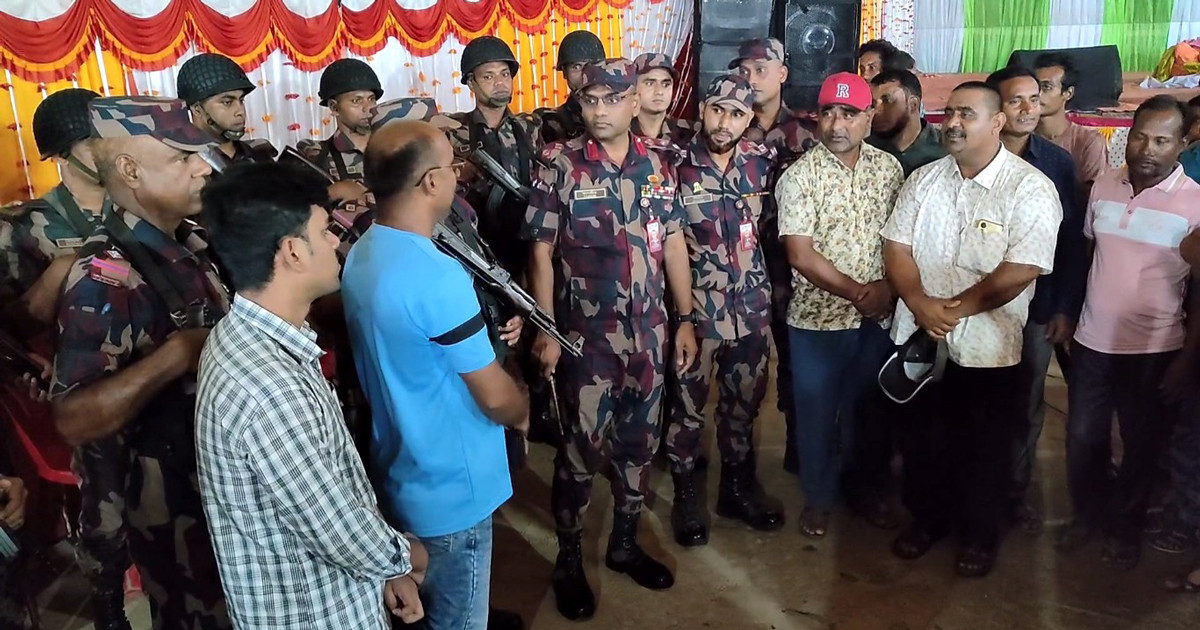 ঠাকুরগাঁওয়ে সীমান্তবর্তী পূজামণ্ডপে বিজিবির নিরাপত্তা