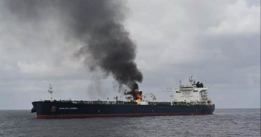 ইয়েমেন উপকূলে ভিনদেশি জাহাজে হামলা, ছড়িয়ে পড়ছে আগুন