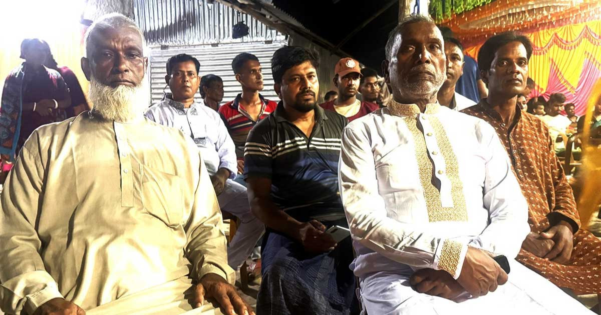 নওগাঁয় দুর্গাপূজার মণ্ডপ পাহারায় বিএনপি নেতা নুরুল