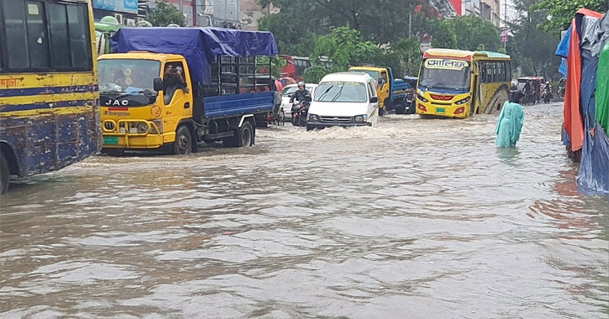 রাতভর ব্যাপক বৃষ্টি, সকালেই সড়কে জলাবদ্ধতা