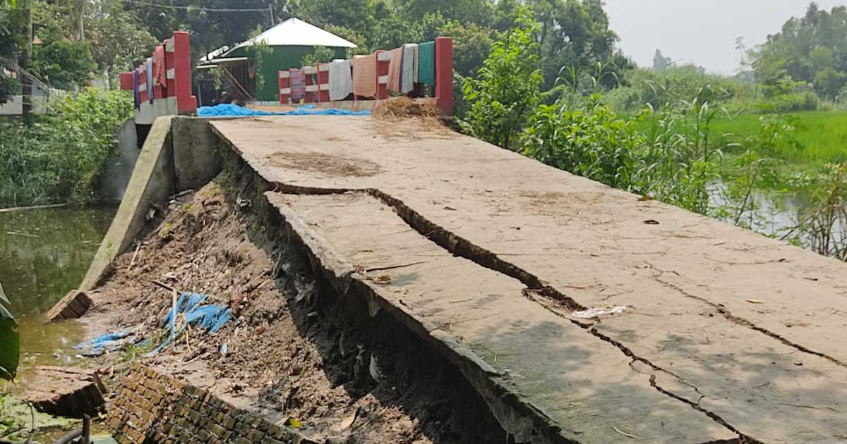 সিরাজগঞ্জে নির্মাণের মাস না পেরুতেই ভেঙে গেল সেতুর সংযোগ সড়ক