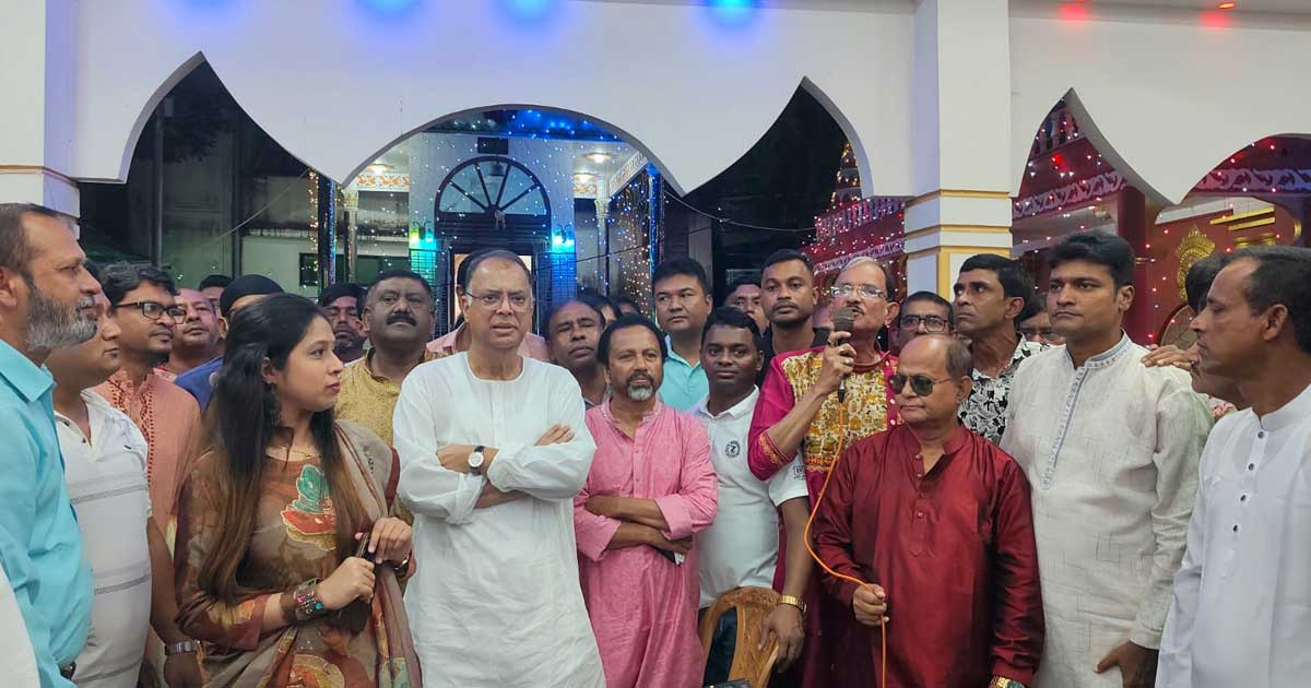 বিএনপির স্থায়ী কমিটির সদস্য টুকুর পূজামণ্ডপ পরিদর্শন