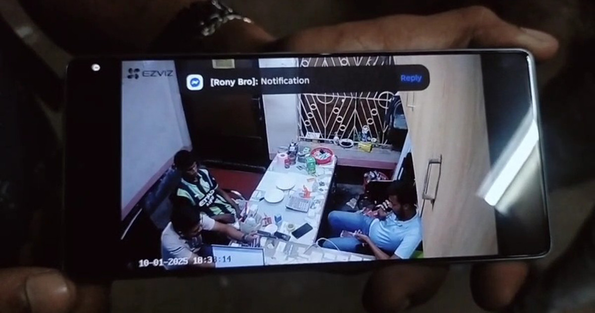 যশোরে দুটি ব্যবসা প্রতিষ্ঠানে বোমা হামলা