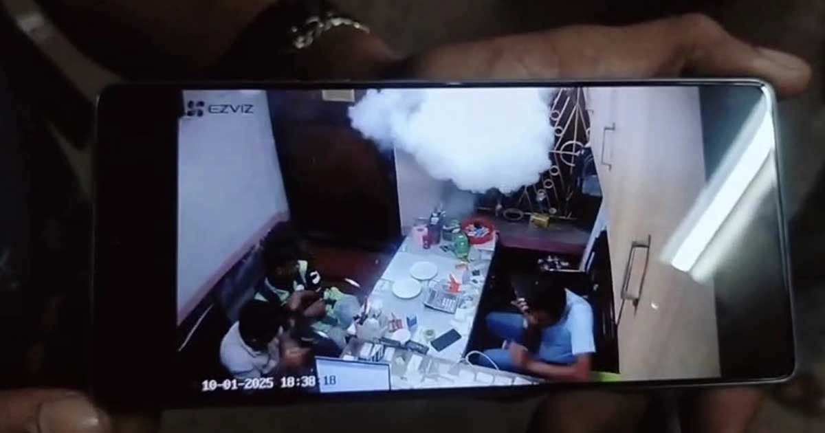 যশোরে দুটি ব্যাবসা প্রতিষ্ঠানে বোমা হামলা আহত ৩