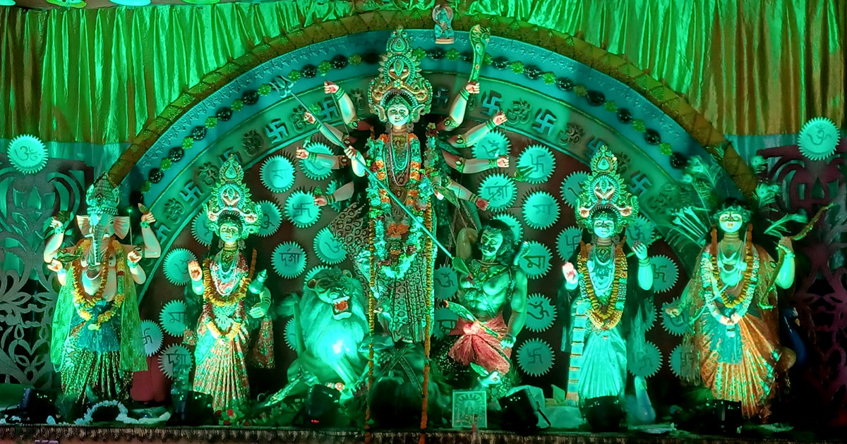 মণ্ডপে মণ্ডপে নবমী নিশি বাজিয়ে বিদায়ের সুর