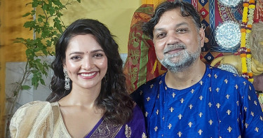 সপ্তমীতে সুস্মিতাকে নিয়ে ঘুরছেন সৃজিত