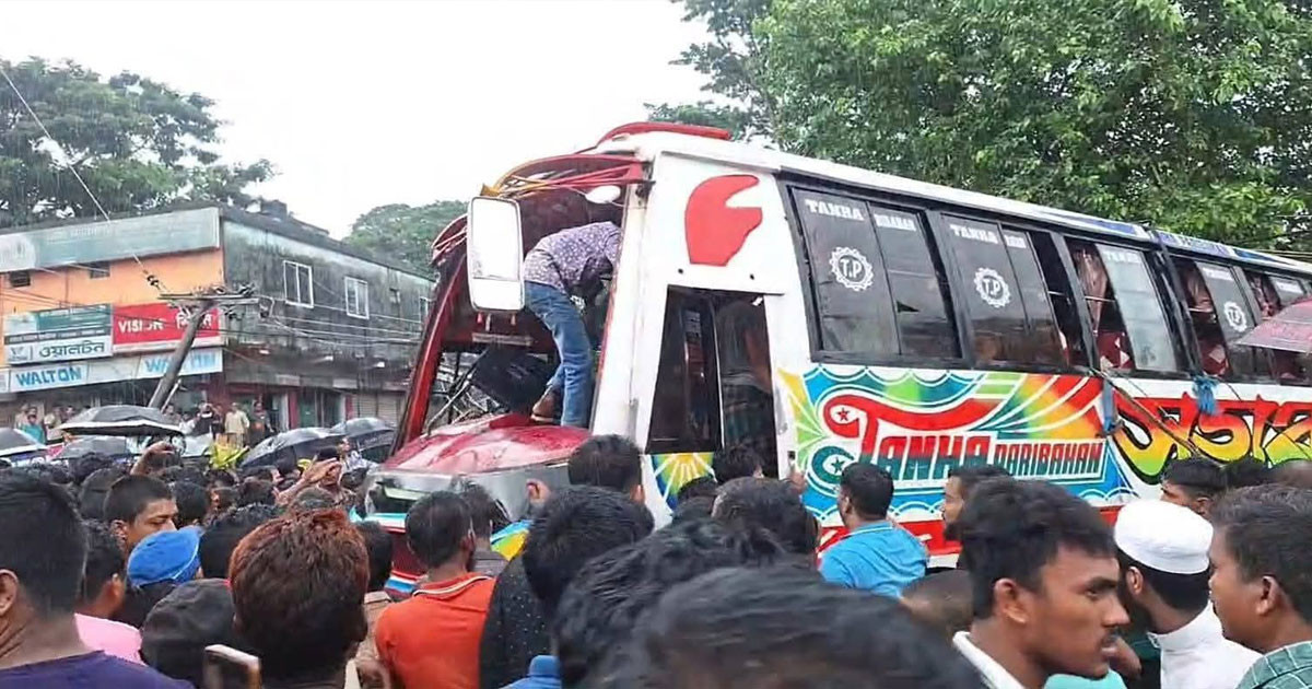 ফেনীতে বাস উল্টে তিনজন নিহত, আহত ৮
