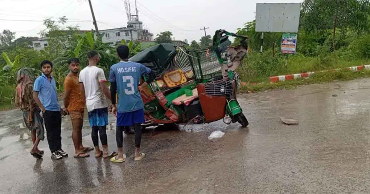গাজীপুরে ডাম্পট্রাক চাপায় সড়কে ঝরল তিন প্রাণ