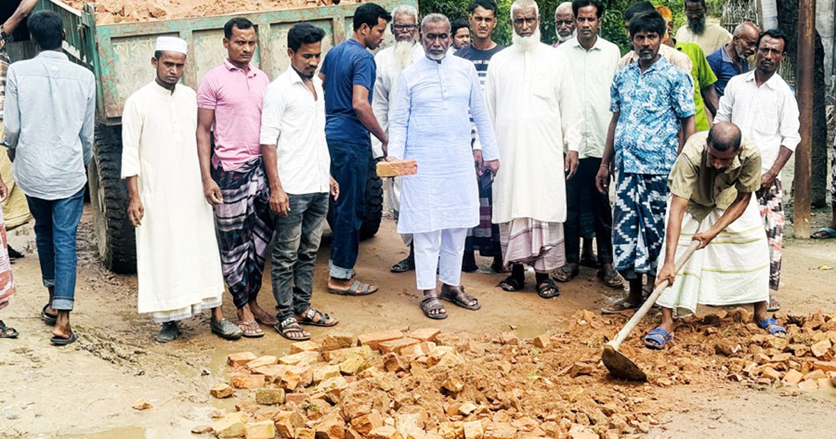 নওগাঁয় স্বেচ্ছাশ্রমে ৬ কি.মি. বেহাল রাস্তার সংস্কার