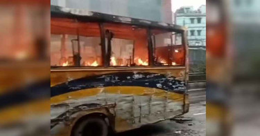 রাজধানীতে যাত্রীবাহী বাসে আগুন