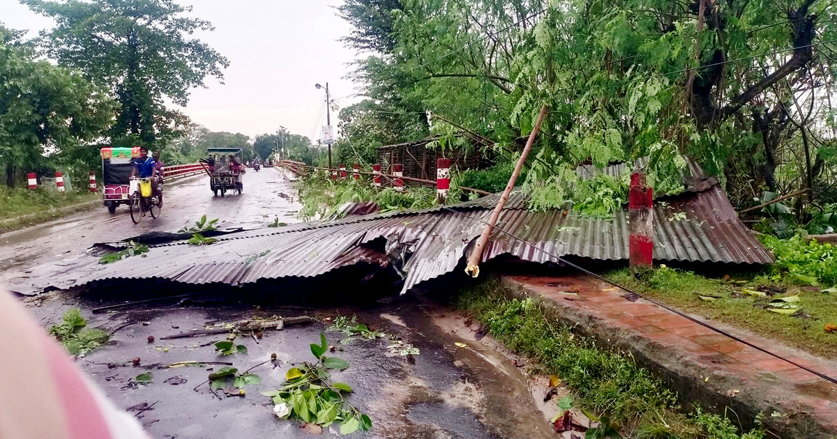 আকাশে হঠাৎ কালোমেঘ, নিমিষেই লণ্ডভণ্ড নওগাঁর ঘরবাড়ি