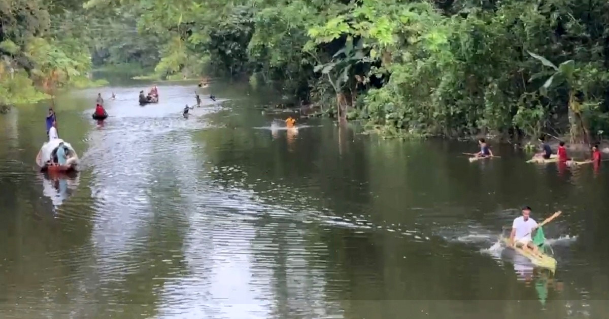 মাদারীপুরে অনুষ্ঠিত জমজমাট ভেলা বাইচ