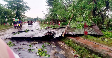 আকাশে হঠাৎ কালোমেঘ, নিমিষেই লণ্ডভণ্ড নওগাঁর ঘরবাড়ি