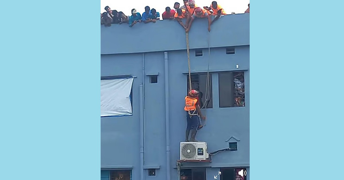 মাদ্রাসার কার্নিশে ঝুলে থাকা ছাত্রকে দেখে এলাকাবাসীর চিৎকার, অবশেষে উদ্ধার