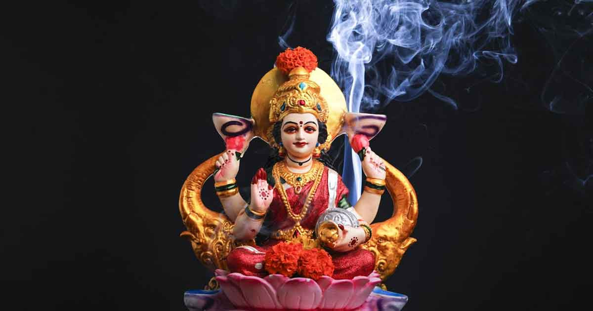 রাত পোহালেই ধনসম্পদের দেবী লক্ষ্মীর পূজা