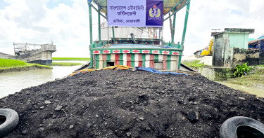 নোয়াখালীর হাতিয়ায় নৌবাহিনীর অভিযানে ১৬০ টন কয়লাসহ ৩ ট্রলার আটক