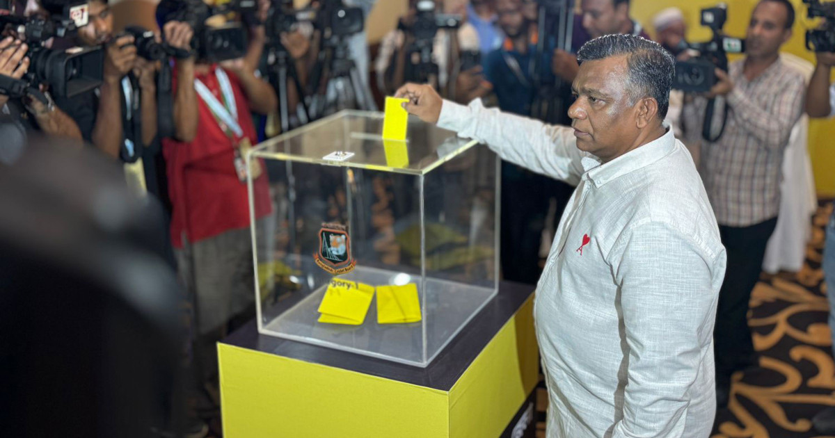 যাই দেখছি সব নতুন লাগছে, বিসিবি নির্বাচনে ভোট দিয়ে আমিনুল ইসলাম বুলবুল