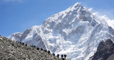 তুষারঝড়ে এভারেস্টে আটকা শত শত পর্বতারোহী, কয়েক শ জনকে উদ্ধার