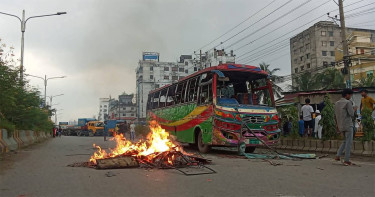 বাসের ধাক্কায় এক অটোরিকশা যাত্রীর মর্মান্তিক মৃত্যু, বাসে আগুন