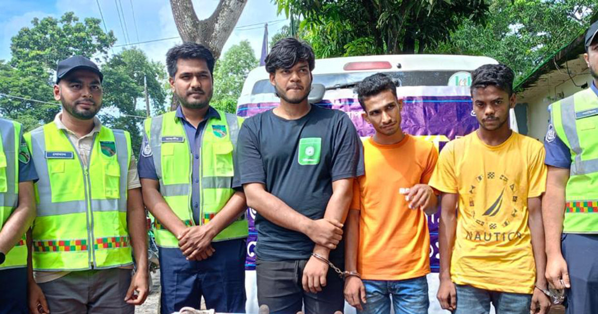 অ্যাম্বুলেন্সে লুকানো ছুরিসহ ডাকাতির সরঞ্জাম, আটক ৩