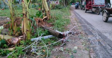 গঙ্গাচড়ায় ঘূর্ণিঝড়ের চারদিনেও ফেরেনি বিদ্যুৎ