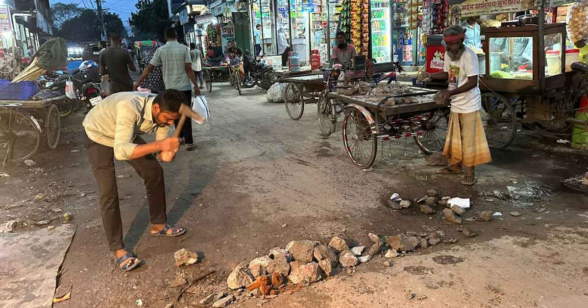 গুরুদাসপুরে বসুন্ধরা শুভসংঘের আয়োজনে রাস্তা পরিষ্কার ও সংস্কার কার্যক্রম অনুষ্ঠিত