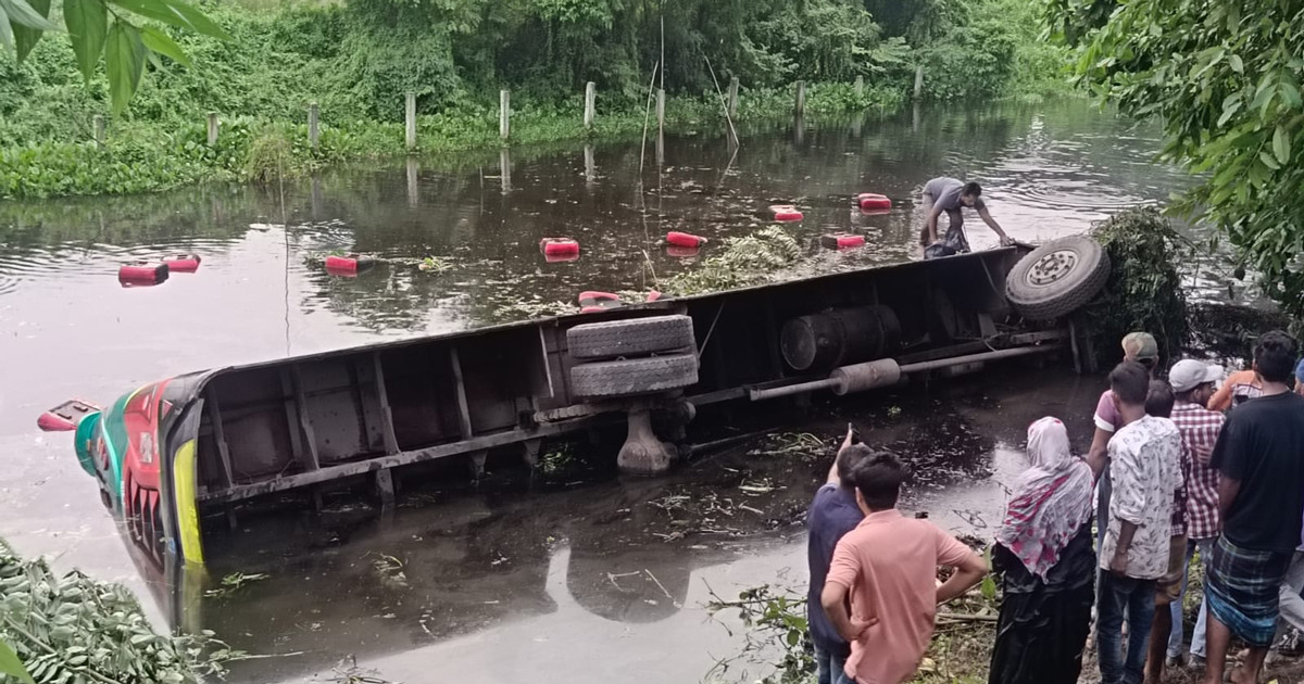 নারায়ণগঞ্জে বাস উল্টে খাদে, নারী-শিশুসহ আহত ১০