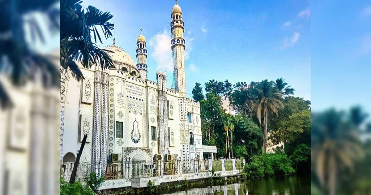 নোয়াখালীর সেনবাগে দৃষ্টিনন্দন হক্কানি মসজিদ