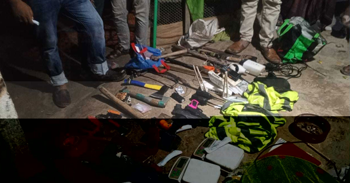 যশোরে অস্ত্র ও বিভিন্ন সরঞ্জামসহ ৪ যুবক আটক