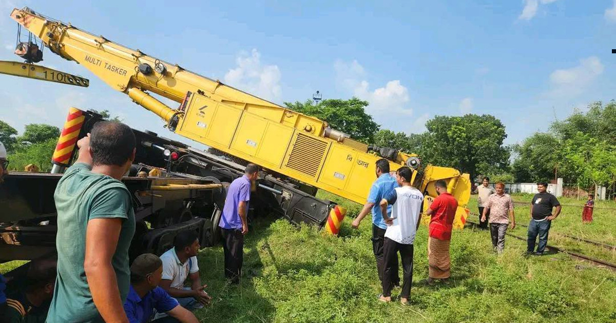 উদ্ধারে গিয়ে উদ্ধারকারী ট্রেনটিও গেল উল্টে